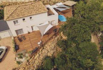 les chambres de toucas has Balcony rooms