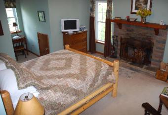 Long Mountain Lodge Bed & Breakfast has rooms with a private hot tub