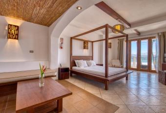 Hotel Alcazar has Balcony rooms