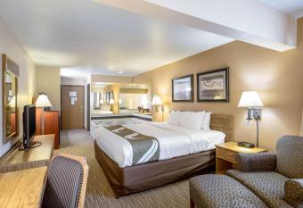 Quality Inn - Storm Lake has rooms with a private hot tub