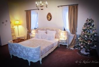 Pensiunea Vlahia Inn has rooms with a private hot tub