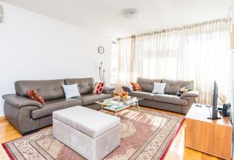 Modern 2BDR apartment in the center- FREE PARKING allows 18 year olds to book a room