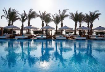 Nikki Beach Resort & Spa Santorini has rooms with a private hot tub