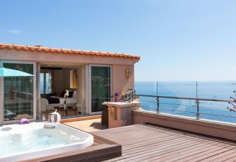 Tiara Yaktsa C  te d   Azur allows 18 year olds to book a room