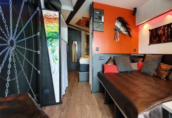 APARTMENT NATURIST CAP CARBONE allows 18 year olds to book a room