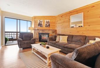 Mountain Top Retreat has Balcony rooms