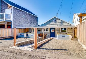 The Bear's Den has Balcony rooms