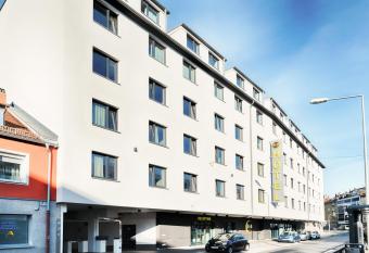 B&B Hotel N  rnberg-Pl  rrer allows 18 year olds to book a room