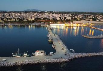 Blue Moon Apartments has Balcony rooms