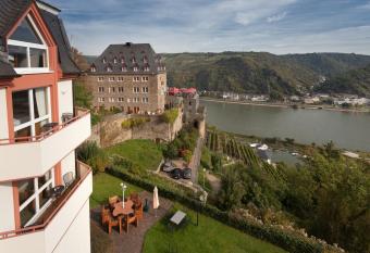 Hotel Schloss Rheinfels allows 18 year olds to book a room