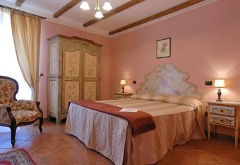 Agriturismo Casa Castellini has rooms with a private hot tub