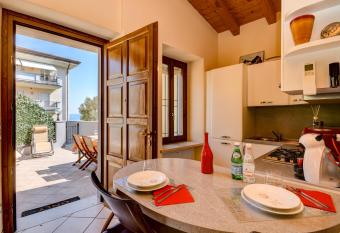 Catullo Apartments Sirmione has Balcony rooms