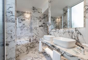 Magna Pars l Hotel    Parfum has rooms with a private hot tub