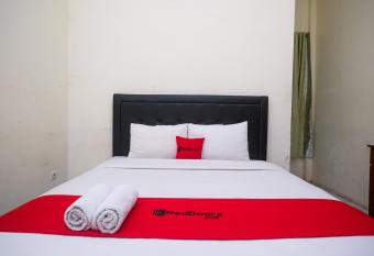 RedDoorz Syariah at Griya Hanum Condoongcatur allows 18 year olds to book a room