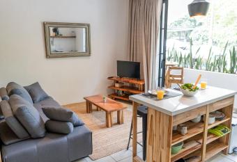 Plaza Royal Apartments has Balcony rooms