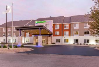 Holiday Inn Express & Suites Chicago West - St Charles By IHG allows 18 year olds to book a room