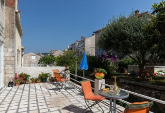 Guest House Bradas has Balcony rooms