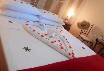 POMPEI HOUSE has Balcony rooms