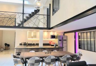 R  sidence Montaigne - Luxurious - 350m Palais - LRA Cannes allows 18 year olds to book a room