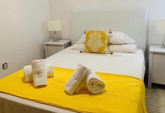 AZ El Balc  n de San Lorenzo allows 18 year olds to book a room