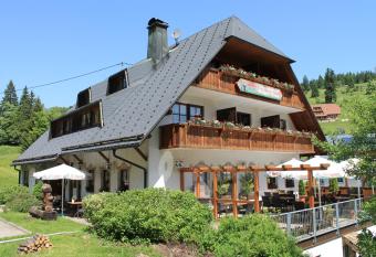 Hotel & Restaurant Gr  ner Baum - Die Gr  ne Oase Am Feldberg has Balcony rooms