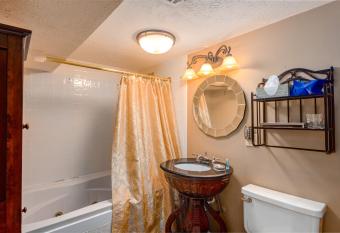 Red Bud Manor Inn has Balcony rooms