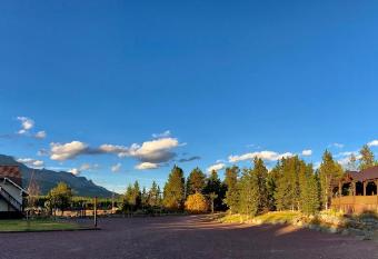 Summit Mountain Lodge and Steakhouse has Balcony rooms