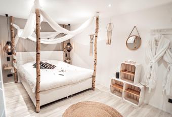 Holiday Home Wonderland with private Spa/Wellness allows 18 year olds to book a room