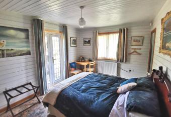 Nuthatch Lodge allows 18 year olds to book a room