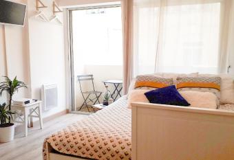 BoH  mian Studio in S  te Center has Balcony rooms