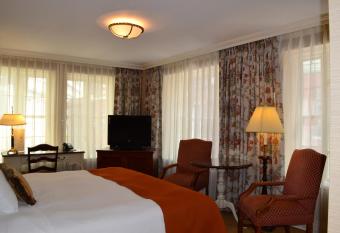 The Wall Street Inn has rooms with a private hot tub