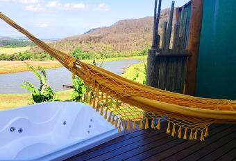 Viva Brotas has rooms with a private hot tub