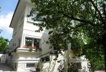 Villa Sunshine has Balcony rooms