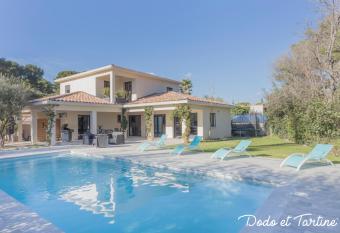 Stunning Villa 4 bedroom with pool - Dodo et Tartine has Balcony rooms