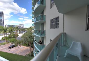 Miami Hollywood Bay View on the Beach 002-1bvic has Balcony rooms