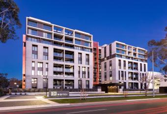 Deco Hotel Canberra has Balcony rooms