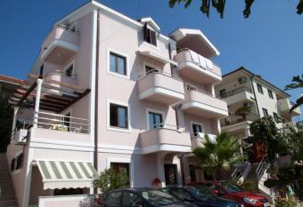 Apartments Maslina has Balcony rooms