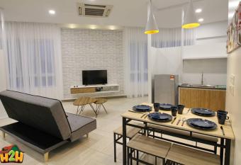 H2H - Sweet Cottage - Octagon allows 18 year olds to book a room