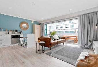 Gorgeous Princess Wharf Apartment w/ Aircon has Balcony rooms