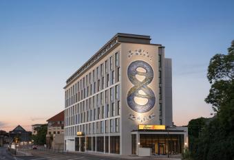 Super 8 by Wyndham Dresden allows 18 year olds to book a room