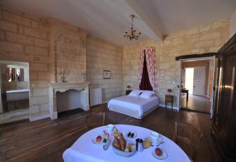 logis-des-cordeliers allows 18 year olds to book a room