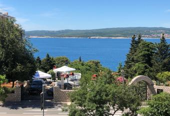 La Villa - Beach house & Rooms has Balcony rooms