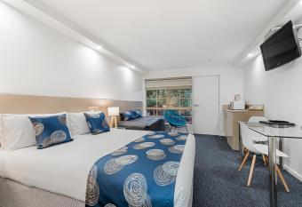 Bay City (Geelong) Motel allows 18 year olds to book a room