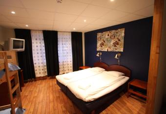 Hotell Linn  a allows 18 year olds to book a room