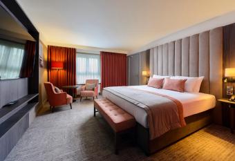 Hotel Killarney allows 18 year olds to book a room