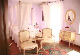 Relais Ristori B&B has rooms with a private hot tub