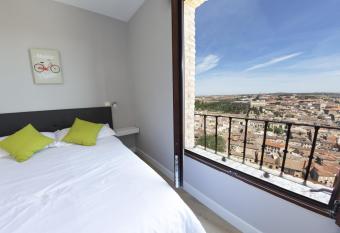Nu  ez de Arce has Balcony rooms