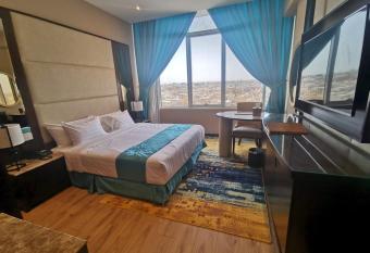 Naviti Warwick Dammam has rooms with a private hot tub