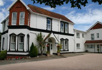 Broadshade Holiday Apartments allows 18 year olds to book a room