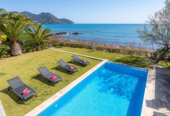 Port Nou has Balcony rooms